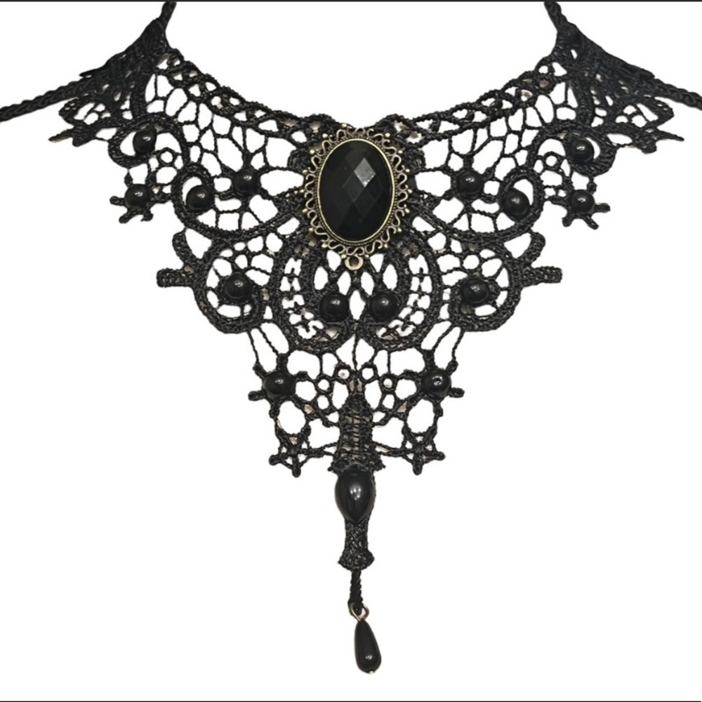 NWOT cute crocheted necklace with black crystals